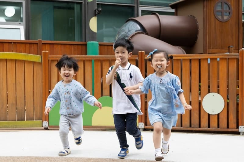 포스코, 경기북부경찰청과 손잡고 "아이 지키는 철의 울타리"…미아 방지 호루라기·안전동화책 제작 배포