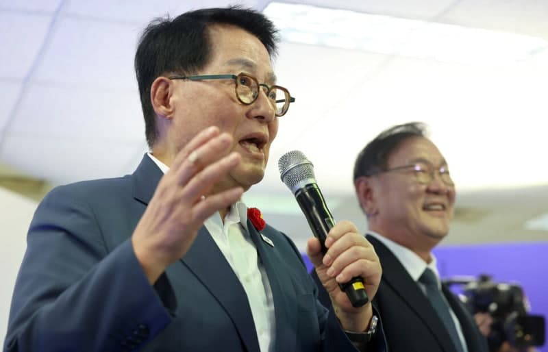 박지원 "조국, 평택을 사퇴 후 민주당 입당해 대권 노려야"