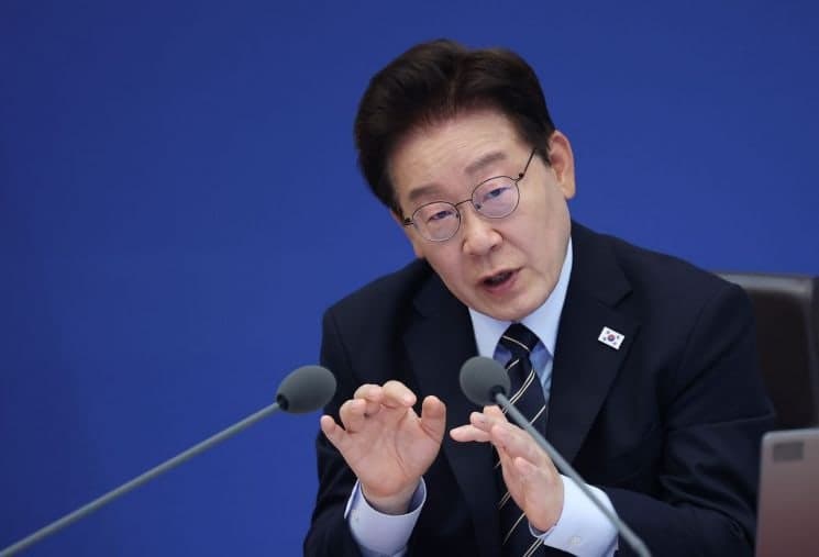이재명 대통령 "언론 허위사실 유포로 정책 혼선, 처벌 검토하라"