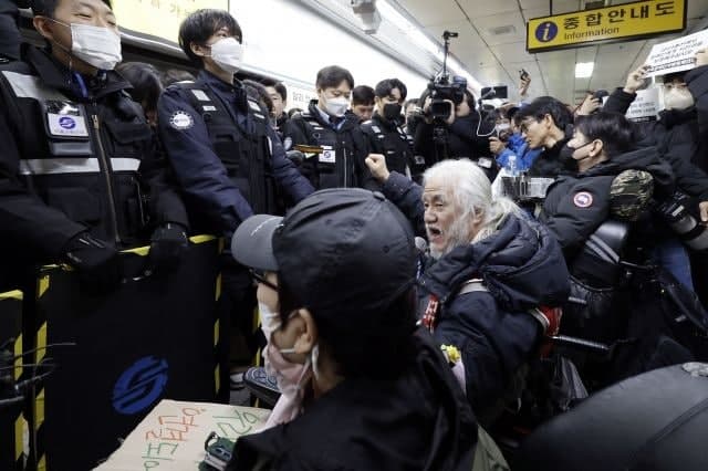 대법 "전장연 '지하철역 스티커 시위'는 재물손괴"…박경석 대표 벌금 300만원 확정