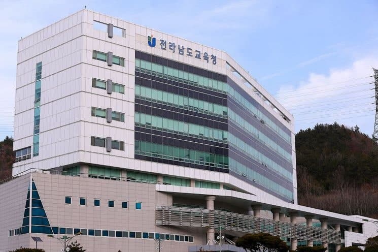전남교육청, "5·18에 탱크데이?" 스타벅스 마케팅 "매우 부적절" 강력 비판