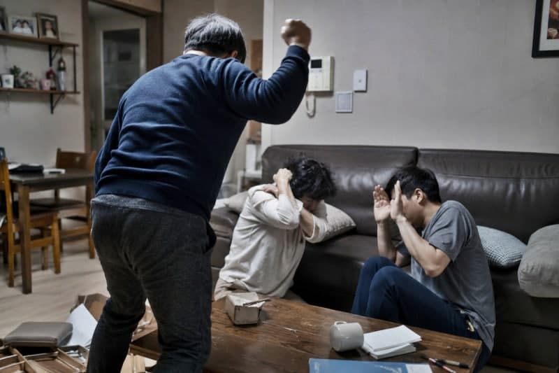가정폭력에 떠난 아내·아들, 흥신소로 찾아가 흉기 살해미수 50대에 징역 9년 구형
