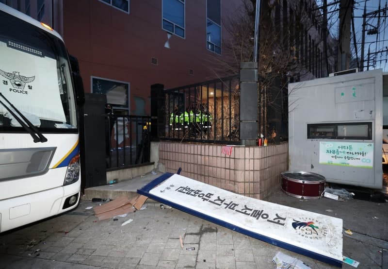 '서부지법 난동사태' 가담 50대 남녀, 1심서 징역형 집행유예