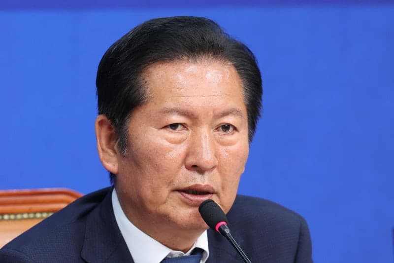 정청래 "스타벅스 '탱크데이 마케팅' 천인공노…민주당 후보들 출입 자제하라"