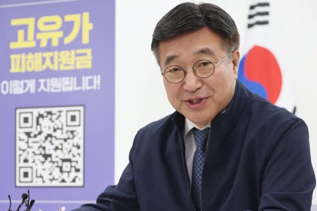 스타벅스 '탱크데이' 5·18 모독 논란, 정용진 사퇴 요구 확산