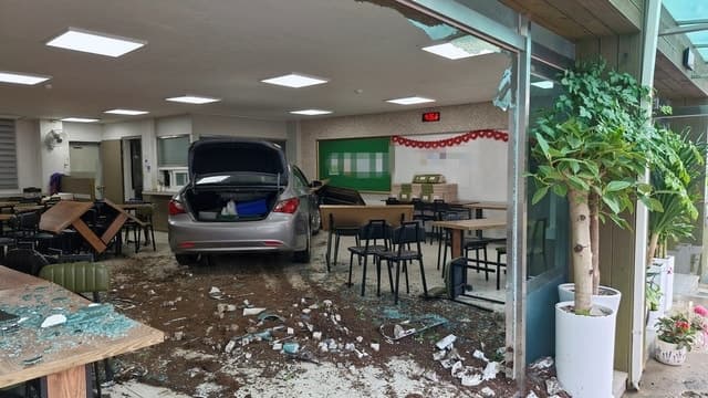 “브레이크 대신 액셀 밟았다”…경기 광주 식당 건물에 승용차 돌진, 2명 경상