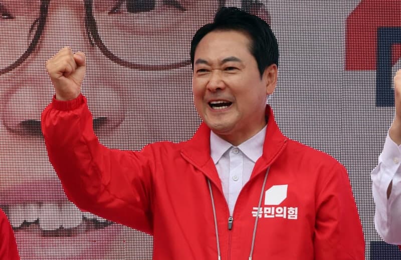 장동혁, 젖은 땅에 절하며 "李 재판 재개하려면 지선 승리해야"