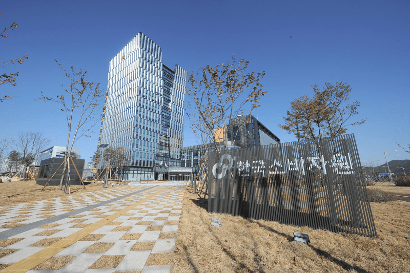 소비자원 "반점 발생 프라다 패딩, 415만원 전액 환불해야"