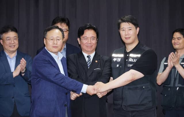 "내 주식 살았다"…삼성전자 파업 유보에 개미들 안도 속 소외된 500만 주주