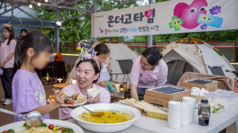 "특별한 한 끼와 추억 선물"…아워홈, 종로 선덕원서 아동·청소년과 바비큐 파티