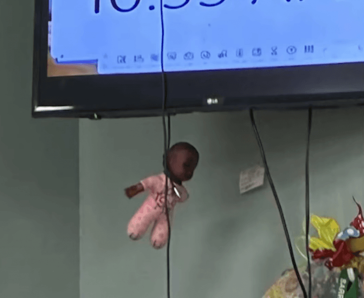 "학생 관심 끌려고" 美교실에 '목맨 흑인 인형' 건 미술교사 파면