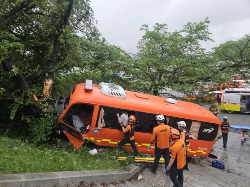 “브레이크 말 안 들어”…추풍령휴게소로 소방버스 돌진, 대원 11명 부상