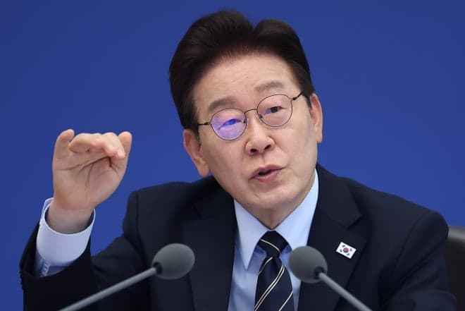 이 대통령, 블룸버그 '국민배당금' 정정보도에 "가짜뉴스 언론 귀감 삼길"