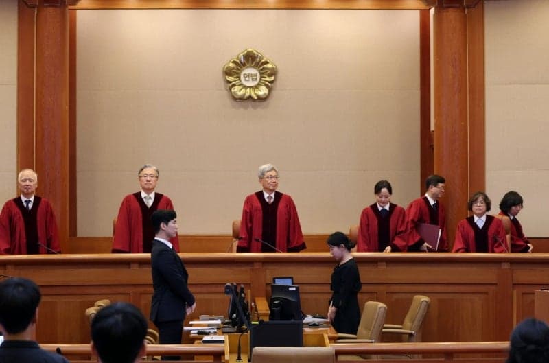 헌재 "아동 성범죄 신고의무자 '최소 징역 7년6개월'은 과도, 위헌"