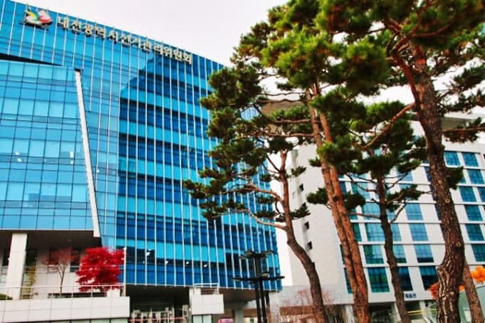 '어떻게든 한 표 더'…안 다니던 교회에 헌금·명함 돌린 구청장 후보 고발