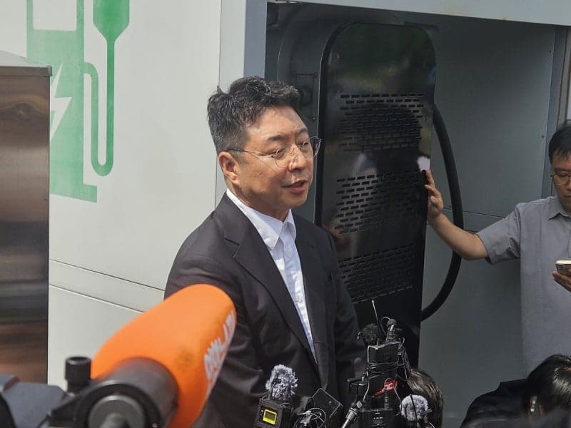 5·18 단체 "정용진 경영 일선 물러나야"…'탱크데이' 파문 확산에 고발당해