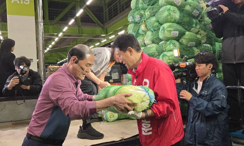 오세훈, 가락시장서 선거운동 첫발 "서울 경제 깨우는 분들과 뛰겠다"