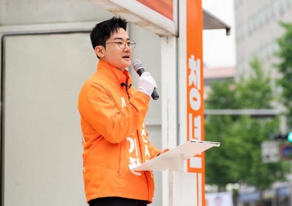 잠적했던 정이한, 출근길 시민 만나 "청년 떠나는 부산 바꾸겠다"