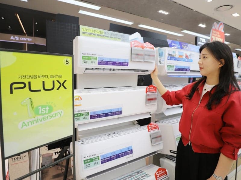 롯데하이마트 PB 'PLUX' 1주년, 1~2인 가구 공략 통했다…매출 15% 신장 및 7월 단독 매장 개설