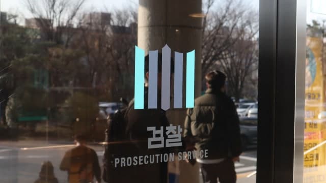 "민원 넣었지" 손도끼 들고 이웃 협박한 50대 남성 구속 기소