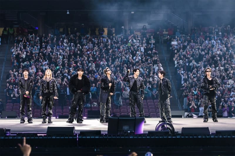 BTS, 美스탠퍼드 공연 15만명 열광…'아리랑' 떼창에 태극기 물결 감동