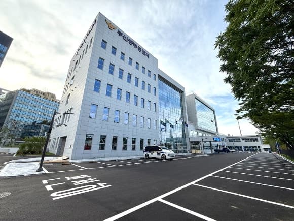 "동생 만나고파" 美 입양인, 경찰 도움으로 50년 만에 이복동생 상봉