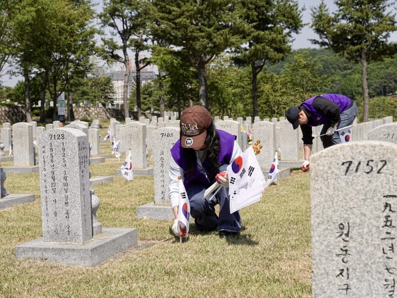 효성, 국립서울현충원서 묘역 정화 봉사…호국보훈 사회공헌 이어가