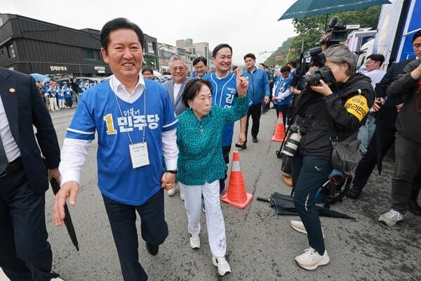 고관절 수술 87세 전원주, 정청래 손잡고 유세 현장 깜짝 등장 '엄지 척'