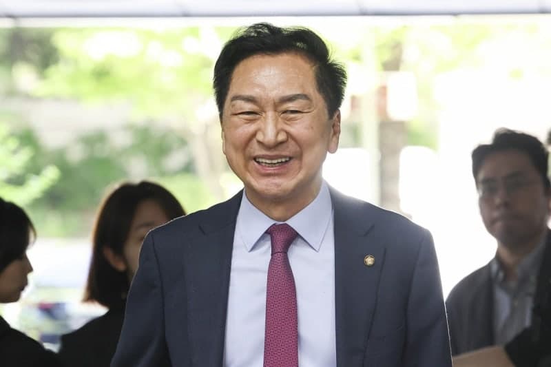 '김건희 로저비비에 선물' 김기현 부부, 첫 재판서 혐의 전면 부인