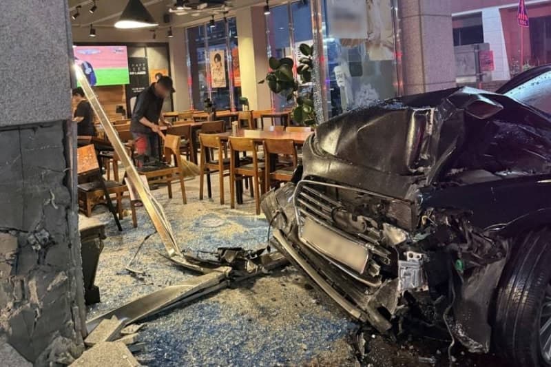 순천 치킨 가게로 승용차 돌진…야간 영업 중 손님 2명 부상