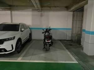 "2년째 오토바이로 명당 선점"…아파트 주차장 '알박기' 논란, 법적 제재 못해 이웃들 분통