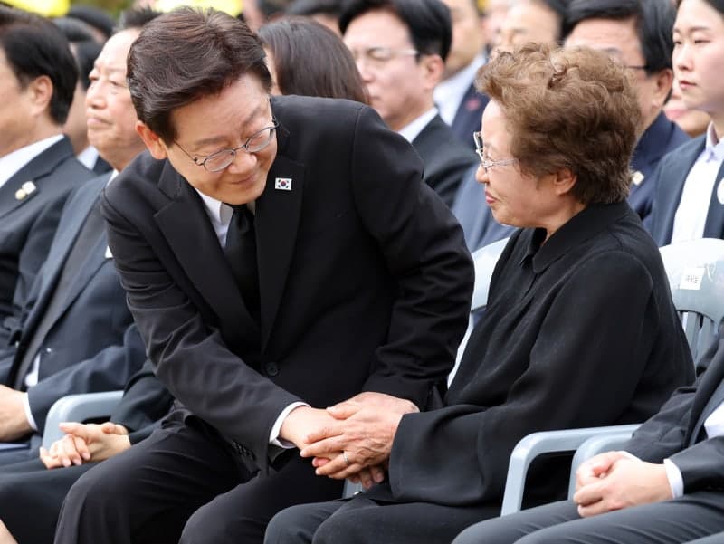 李대통령, 봉하마을서 권양숙·文 전 대통령과 환담…文 "경제 회복 높이 평가"
