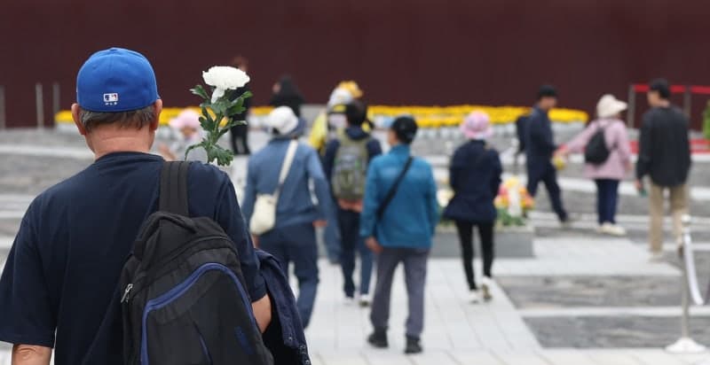 여야, 盧 서거 17주기 추모 "노무현 정신 계승…통합·상생 실천"