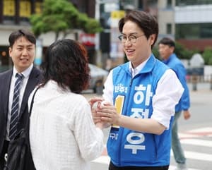 하정우 "저는 노무현세대…盧의 꿈, 부산에서 이어갈 것"