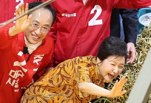 박근혜, 대구 칠성시장서 추경호 지원사격