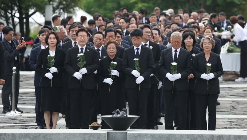 여야, 노무현 서거 17주기 추모 한목소리…"노무현 정신 계승" 강조