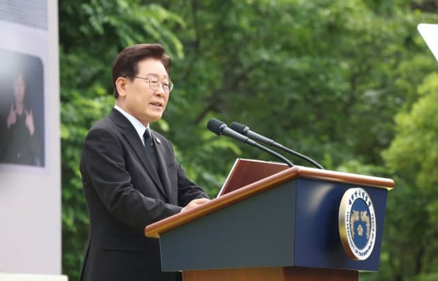 이재명 대통령, 盧 17주기 추도식 참석…'정신 계승' 여야 공방