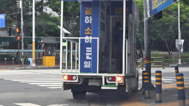 "선거 유세차량이면 이래도 되나"…횡단보도·인도 점령 불법 주정차에 '눈살'