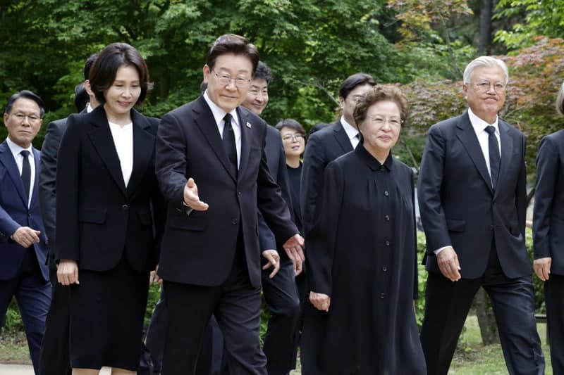 이재명 대통령, 봉하마을서 노무현 17주기 추도식 참석…국민통합 계승 다짐