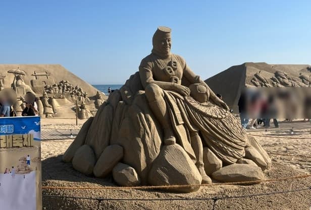 70대 남성, 해운대 모래축제 해녀상 얼굴 목발로 '퍽'…결국 철거