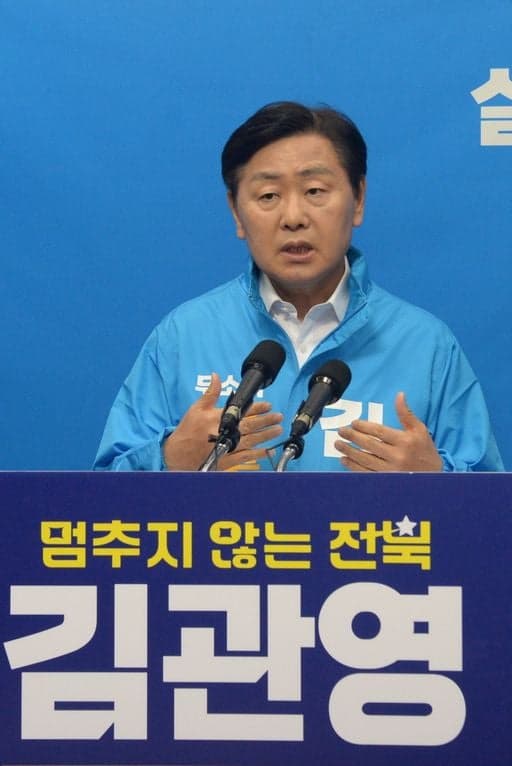 與 "김관영, 남 탓 넘어 갈라치기…후안무치란 말도 아까워"