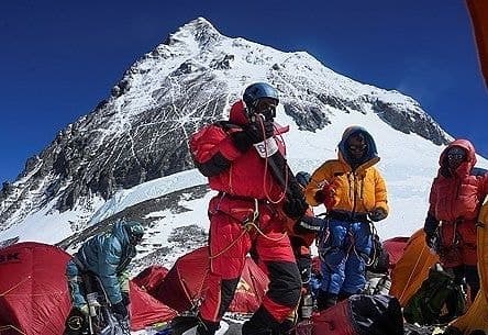 세계 최고봉 에베레스트 '북적'…하루 274명 등정 신기록 경신