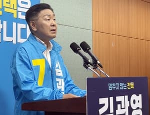 與 "김관영, 남 탓 넘어 갈라치기…후안무치" "전북의 최대 리스크"