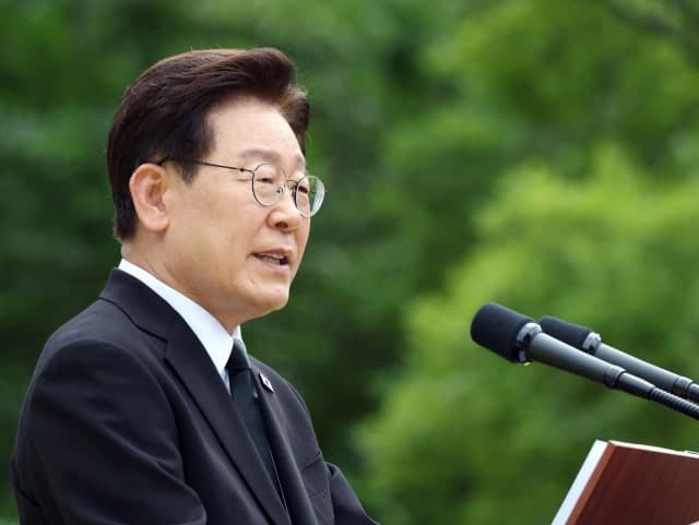 이 대통령, 스타벅스 "세월호 추모일 '사이렌' 이벤트, 악질 장사치 패륜 행위" 맹비난