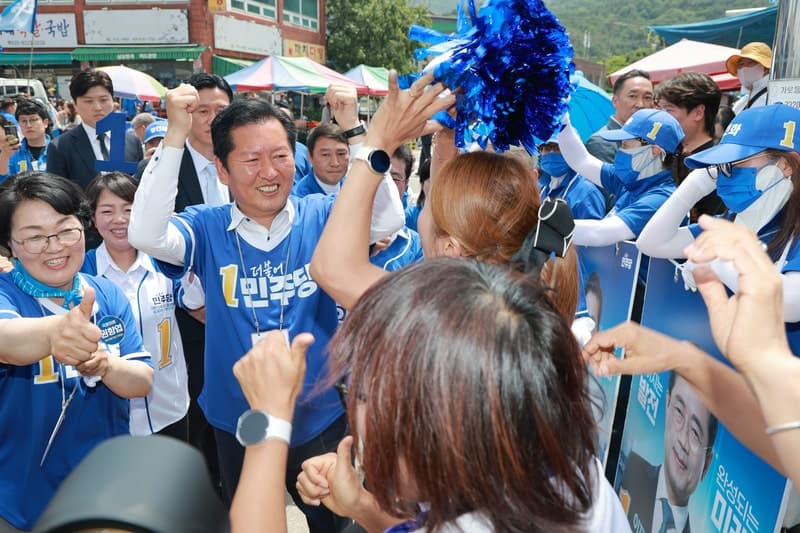 정청래 "예산·법은 민주당이" 호남 찾아 총력전…장동혁 "스벅 들고 투표장" 인천 공략