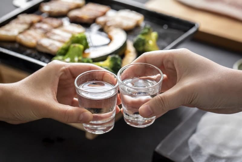 “요즘 사람들 안 마셔도 너무 안 마셔” 8년새 2만4000곳 폐업…고물가·술 끊는 20대에 동네 술집 ‘반토막’
