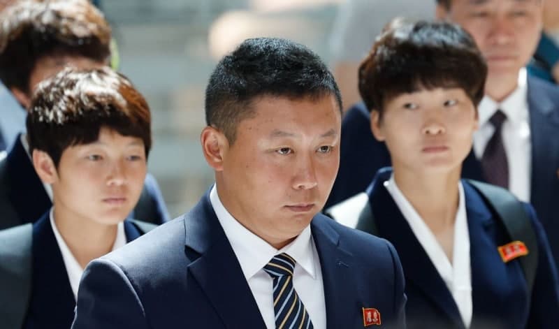우승컵 든 북한 내고향 여자축구팀, 환호에도 무표정…10분 만에 출국장으로