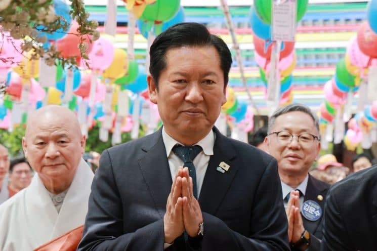 선거 열흘 앞둔 '부처님 오신날', 여야 후보들 전국 사찰 돌며 '불심 잡기' 총력