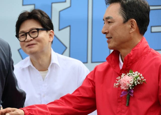 한동훈 "보수 재건 동참" 국힘 후보 선전 기원…YS 정신 앞세워 보수 정통성 승부