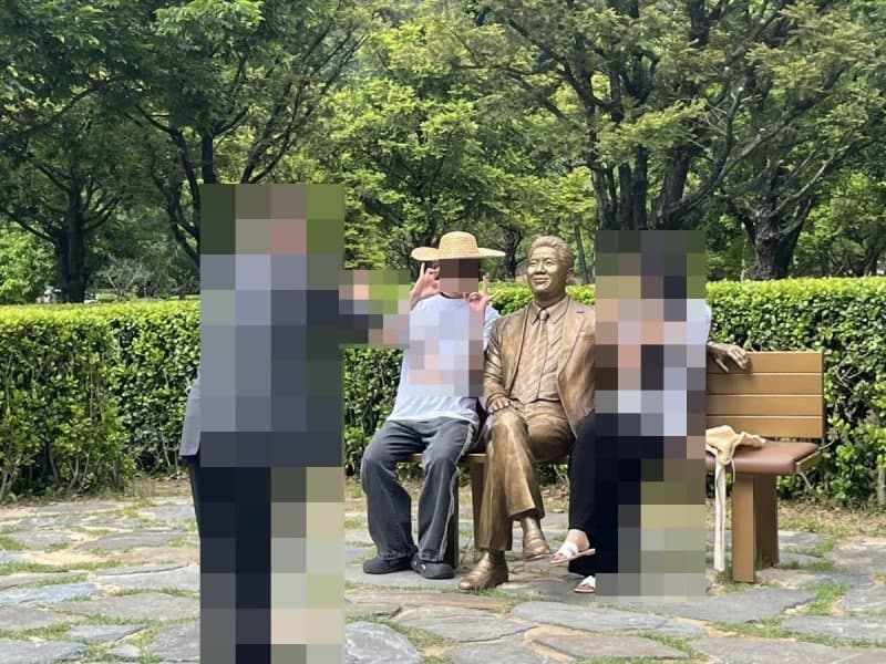 "봉하마을서 '일베 손가락' 사진 찍어, 제정신인가"…노무현재단 이사 작심비판